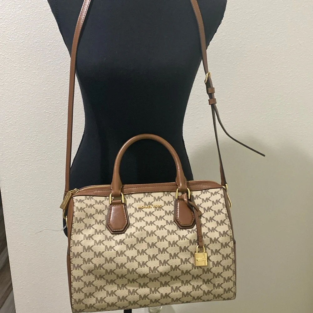 NWOT Michael Kors bag no signs of wear. Stickers are still on bottom.
